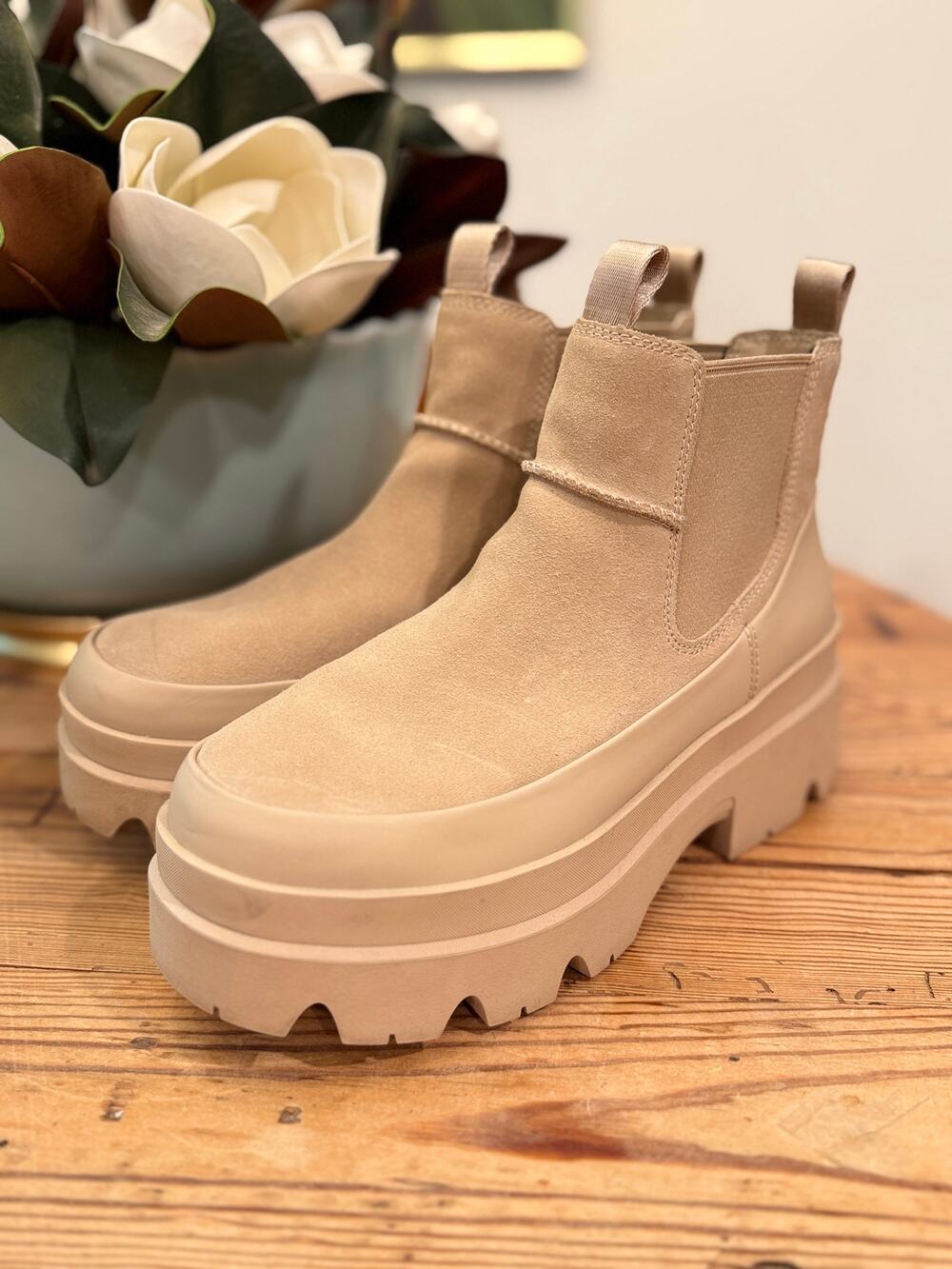 UGG Ashton Chelsea Platform Boots Sand Suede Waterproof Lug Sole Women's 10 NWOT